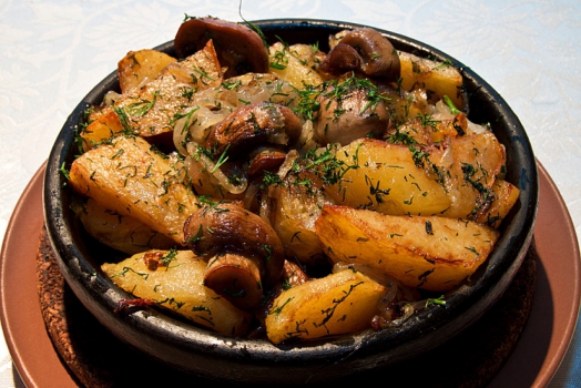 Картофель с грибами и свининой
